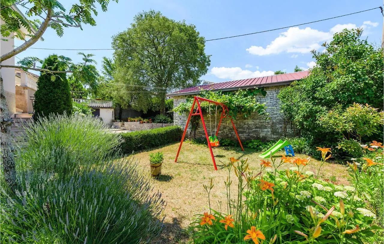 2 Bedroom Lovely Home In Katun Lindarski,Pazin 0*,