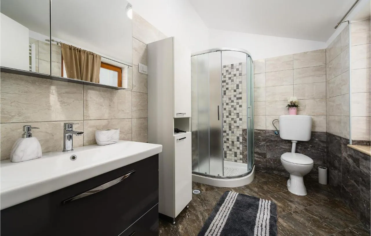Holiday home 2 Bedroom Lovely Home In Katun Lindarski,Pazin