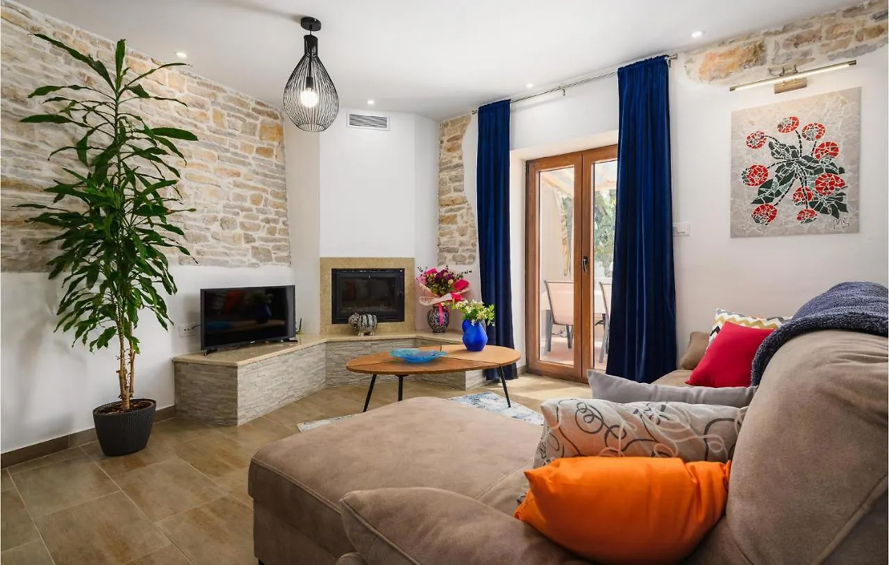 2 Bedroom Lovely Home In Katun Lindarski,Pazin Holiday home