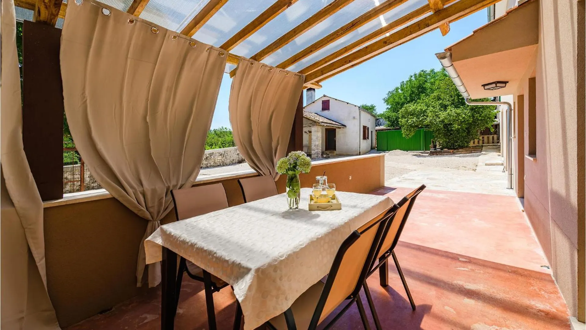 2 Bedroom Lovely Home In Katun Lindarski,Pazin 0*,  Croatia