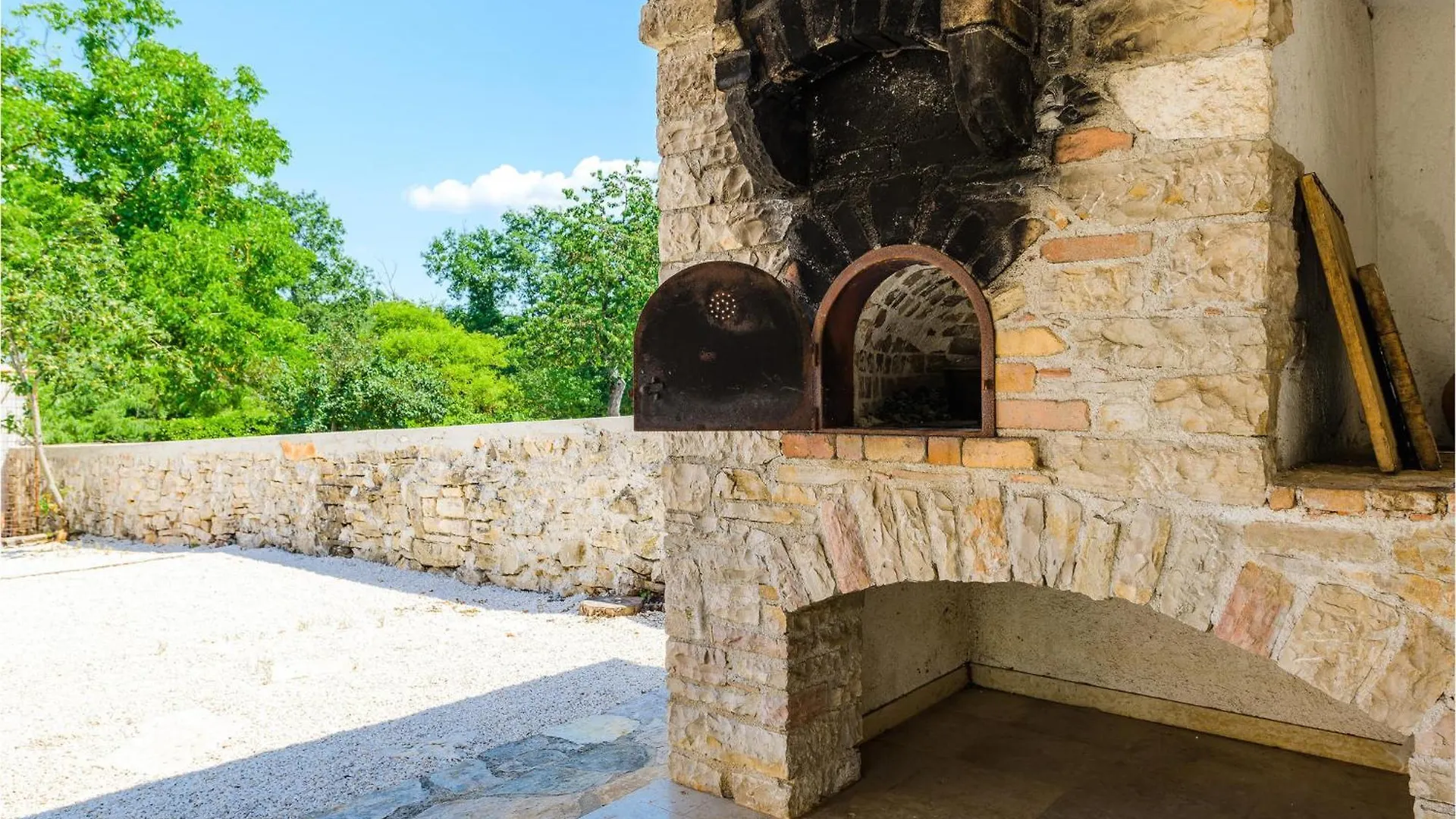 2 Bedroom Lovely Home In Katun Lindarski,Pazin Holiday home